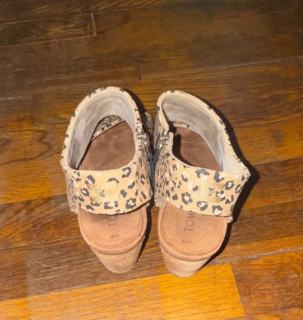 TOMS Majorca Block Heel Cutout Sandal in Leopard Print - Picture 3 of 4